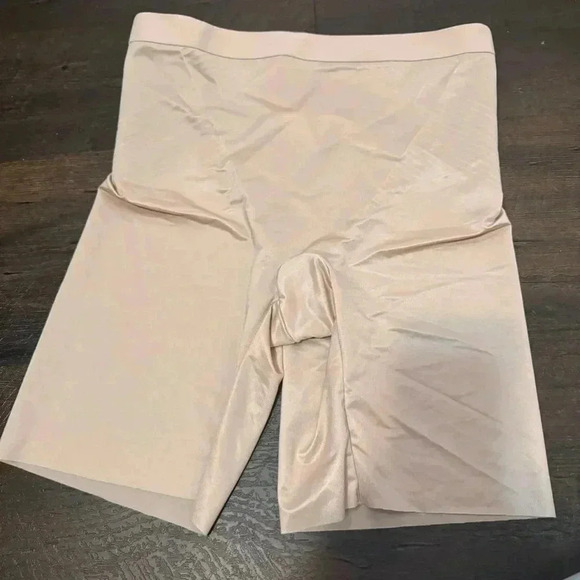 NWOTÂ Spanx Thinstincts 2.0âMid-Thigh Shorts - S - Picture 2 of 6